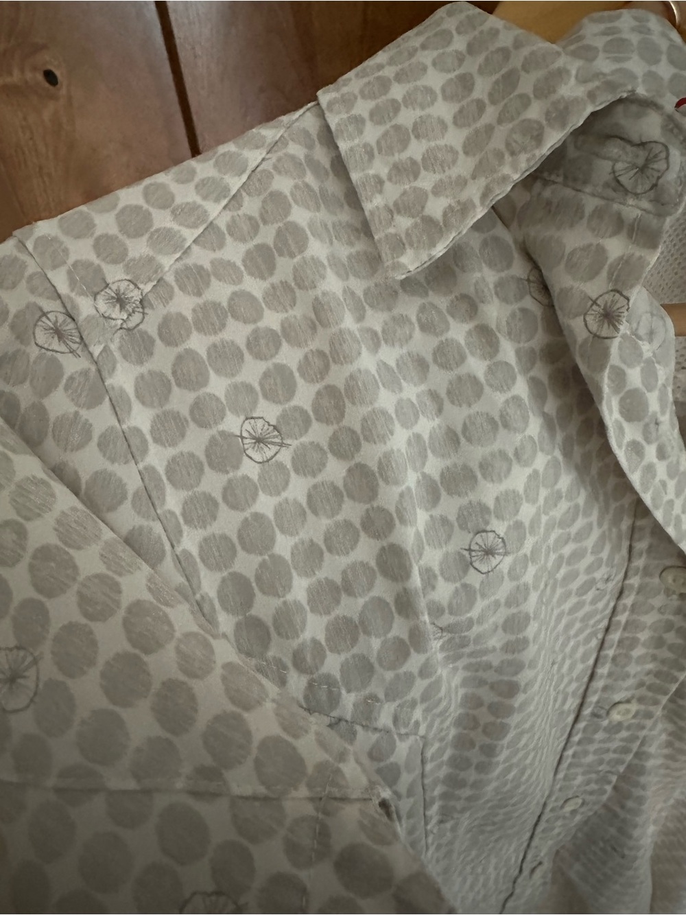 The North Face women’s light gray short-sleeve button-up shirt - Picture 5 of 11